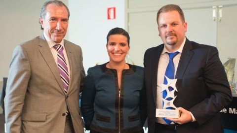 El autor del blog, José Diego García (primero por la derecha), recogiendo el premio.