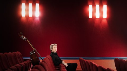 El contrabajista Kyle Eastwood. Foto: Teatro Cervantes Málaga  / Jerome Bonnet