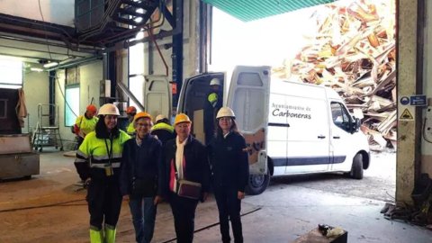 Representantes de la Asociación de Mujeres Mariana Pineda recogen material donado en el proceso de desmantelamiento de la Central Térmica Litoral.