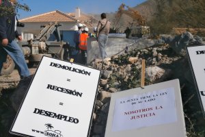 Protestas durante la demolición de una vivienda en Cantoria en el año 2014.