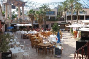 Vista parcial de la conocida zona de ocio del 501 en Aguadulce.