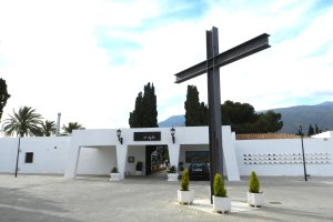 Puerta de entrada del cementerio de El Ejido.