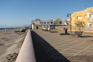 Paseo marítimo del barrio de Cabo de Gata.