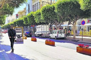 Usuario de patinete eléctrico circulando por el carril saludable del Paseo de Almería