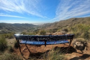 El banco de los te quiero en un mirador de Vícar.