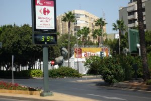 Un termómetro marca los 39 grados en una foto de archivo de Almería.