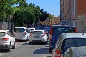 Varias decenas de vehículos sobre el carril bici a las puertas del CEIP Mar Mediterráneo.