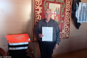 El alcalde de Garrucha, Pedro Zamora, con la denuncia.