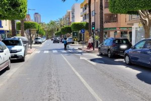 Coches aparcados en el Bulevar de El Ejido.