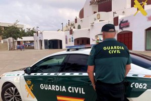 Imagen de un agente de la Guardia Civil en la Plaza de Toros de Roquetas de Mar.