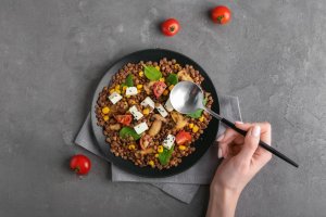 Ensalada de lentejas con verduras. FOTO: Depositphotos.