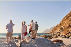 Turistas seniors en una playa de Almería.