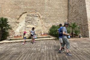 Turistas visitando la Alcazaba de Almería.