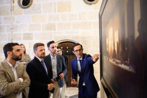 El presidente de la Agrupación, Isaac Vilches, mostrando el cartel del aniversario, obra de Fernando Vaquero. 