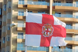 El viento de Poniente haciendo ondear la bandera de Almería.