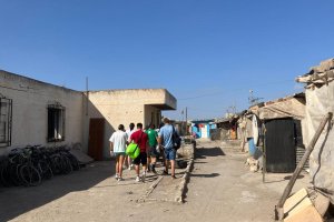 Jóvenes estudiantes católicos de la UAL, en los asentamientos de Níjar.