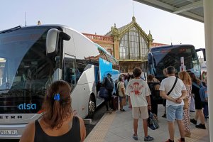 Las esperas ya se realizan en los andenes de la estación provisional de autobuses