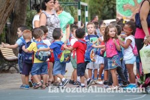 Primer día de colegio tras las vacaciones de verano en Almería. Fotos: Juan Sánchez.