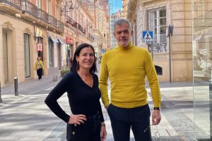 Antonio Martínez junto a Carmen Sánchez, presidente y gerente de Almería Centro.
