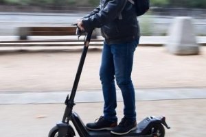 Persona circulando con un patinete eléctrico.