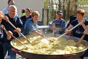 Preparando migas para todos.