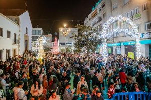 Roquetas de Mar inaugura sus luces de Navidad y su extensa programación festiva.