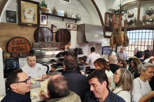 Ambiente lleno en el bar Casa Puga.