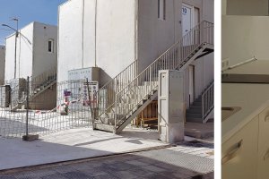 A la izquierda, la preinstalación de la puerta de acceso a las viviendas; a la derecha, una cocina ya equipada en Los Grillos.