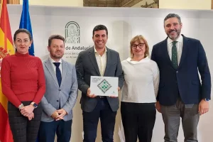 Autoridades durante el acto de distinción a Mojácar como sede de la Red Andaluza de Teatros Públicos 2025