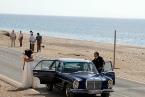 Fotograma de un episodio de la primera temporada de 'Entre tierras' rodado en el entorno de la Almadraba de Monteleva.