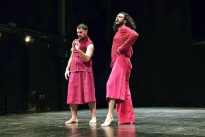 Javier de la Asunción y Julio Ruiz en el espectáculo 'Tocar a un hombre', representado el viernes 7 de febrero de 2025 en el Teatro Apolo de Almería.