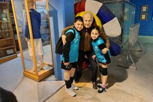 Dany y Paula lo saludan cuando van a jugar a voleibol con Mintonette.