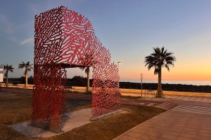 Nueva ubicación de la 'puerta de coral', trasladada del Parque Nicolás Salmerón al Paseo Marítimo.