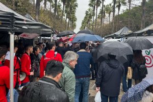 La Rambla llena de gente pese a la lluvia.