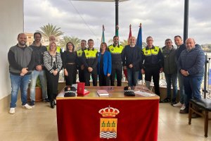 Foto de familia con los dos nuevos policías y el equipo de gobierno local.