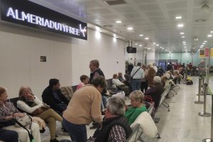 Un grupo de viajeros del Imserso 'tirados' en el Aeropuerto de Almería por un fallo técnico en su vuelo, a lunes 24 de febrero de 2025.