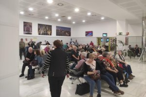 Un grupo de viajeros del Imserso 'tirados' en el Aeropuerto de Almería por un fallo técnico en su vuelo, a lunes 24 de febrero de 2025.