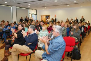 Los más de 100 vecinos que se reunieron para conocer el futuro de Vícar.