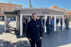 Alejandro Marín, hijo de Luis Marín, frente al histórico kiosco-churrería.