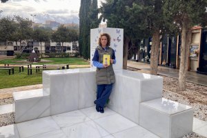 La escritora Marina Medina en "Rincón de duelo perinatal" de Almería con su libro en manos.