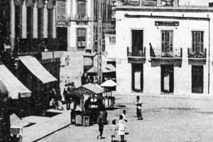 Las Puerta de Purchena con sus tenderetes en las primeras décadas del siglo pasado. Al fondo la casa del Hotel la Perla.