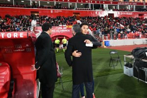 Lázaro Vinicius dándole un abrazo a Mohamed El Assy antes de comenzar el duelo frente al Málaga CF.