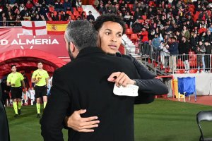 Mohamed El Assy arropando a Lázaro Vinicius en el Mediterráneo.
