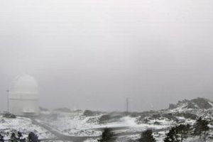 El Observatorio de Calar Alto y sus inmediaciones durante la nevada de este jueves.