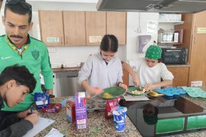 La chef Rocío junto a su pinche de cocina, María; uno de los jueces de la actividad y su profesor Miguel Ángel Araque, supervisor.