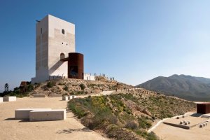 El monumento conocido como el Castillo de Huércal-Overa que estaría unida al parque con tirolina.