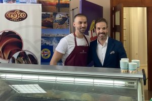 David Fenoy, gerente de Dimoba Suministros, junto a un maestro heladero durante las Jornadas Dimoba.