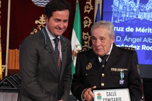 El alcalde junto a Ángel Pérez el día que pusieron su nombre a una calle.