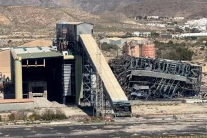 Demolición de la última caldera de la central térmica Litoral de Endesa en Carboneras.