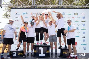 Diversión en la entrega de premios, Medio Maratón Almería 2024.